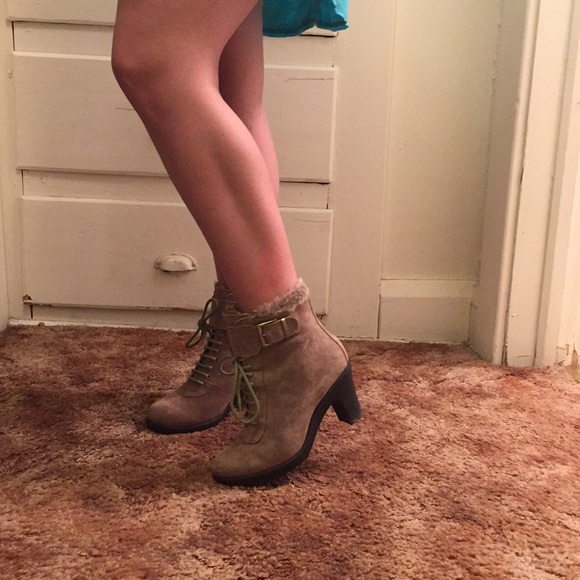 Tan fake fur winter boots.. 2 inch heel..size 6 - Picture 1 of 4